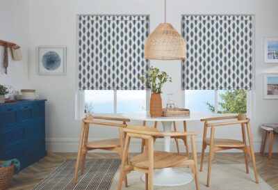 Blau, Holz, Stroh und eine Prise Leichtigkeit, das ist ein guter Weg, den mallorquinischen Trend zuhause zu realisieren. Noch perfekter wird es mit den Rollos „Kasuri Azure“. Ihr Muster ähnelt dem charakteristischen Ikat-Muster der Insel, von English Blinds.