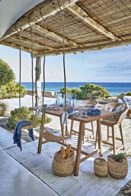 Was für eine ansprechende Atmosphäre, da fühlt man sich wie auf einer Finka auf Mallorca. Zum Stil gehören viele Körbe, Keramik-Geschirr, robustes Glas und blaue Accessoires, alles von Loberon.