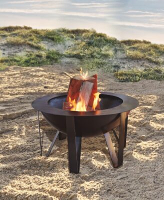 Am Abend sorgt eine Feuerschale für kuschelige Atmosphäre. Sollte es kühl sein, wärmt ihr Feuer sogar ein wenig. Verstärkt wird der gemütliche Effekt, wenn man über dem Feuer Stockbrot zubereitet. Von Loberon.