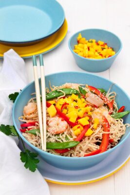 Nudeln mit Garnelen und Mangosalsa. Rezept und Foto von Mepal. 