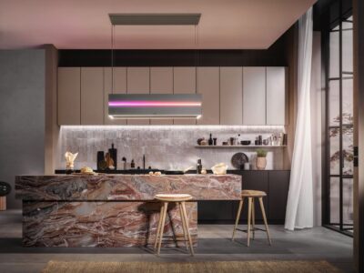 Gutes Licht ist in der Küche äußerst wichtig, zum Arbeiten und zum Relaxen. Berbel bietet mit der tollen Inselhaube „Skyline Edge Play“ ganz besonders stimmungsvolles Effekt-Licht, auch in Pink. Damit man sich aber wirklich entspannen kann, sollte der Dunstabzug auch leise sein. Das hocheffiziente Abluftsystem ist da genau richtig, denn der EC-Lüftermotor arbeitet sehr leise. Praktisch: Alle Grundfunktionen können durch Gestensteuerung, also nur per Handbewegung, ausgeführt werden.   