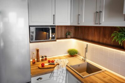 In kleinen Küchen ist es besonders praktisch, Kombigeräte zu verwenden, um Platz zu sparen. So bleibt mehr Platz für die Zubereitung von Mahlzeiten und die Aufbewahrung von Küchenutensilien. Foto: Getty Images