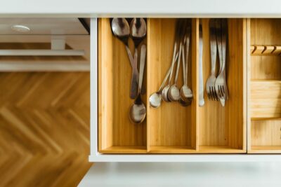 Besteckkästen in Schubladen sorgen für Ordnung und Übersicht in der Küche. Mit praktischen Fächern für Löffel, Gabeln und Messer bleibt das Besteck immer griffbereit und ordentlich verstaut. Foto: Jarek Cerborski | unspash