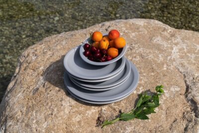 Auf die Keramik in modernem Design muss man natürlich schon etwas aufpassen, damit sie nicht zerbricht. Das helle Grau ist neutral und passt zu jeder Picknickdecke. Auch die Form ist schlicht und schmeichelt allen Gerichten, von Salzkammergut Keramik.