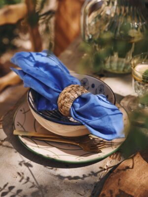 Blau ist die Farbe des Himmels und des Ozeans. Unser Tipp: Im Sommer immer einen blauen Akzent auf den gedeckten Tisch legen. Toll ist das Material: eine Leinenserviette wirkt lässig, vor allem mit dem Serviettenring aus Rattan. Alles von Søstrene Grene.