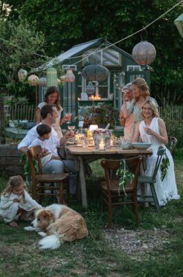 Was gibt es Entspannteres, als mit der ganzen Familie einen lauen Sommerabend zu genießen. Wenn dann noch die Deko stimmt und es ein paar Leckereien gibt, ist der Abend sicher gelungen. Extra-Tipp für einen Look im Country-Stil: Binden Sie kleine Sträußchen aus Eukalyptus oder Kräutern an die Stühle. Die Ausstattung ist von Dehner.