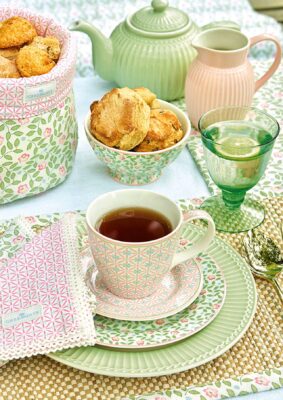 Grün ist in dieser Saison sehr angesagt und bringt Frische auf den Frühstückstisch. Niedlich ist das Geschirr von GreenGate. Es hat unterschiedliche Muster und ist dennoch harmonisch. Dekorativ wirkt es, einen Platzteller und ein Tischset zu verwenden.
