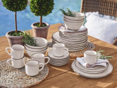 Unifarbenes Geschirr ist optimal für eine sommerliche Tafel, denn es lässt sich in alle Richtungen kombinieren. Wer mag, kann Naturtöne dazu nehmen, aber auch kräftige Farben oder Pastelltöne sind zum beigefarbenen Keramik-Geschirr denkbar, von Loberon. Weiterer Vorteil: Ein robustes Geschirr geht nicht so schnell kaputt und ist für draußen geeignet.