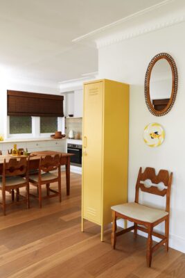 So stilvoll kommt Gelb hier zum Einsatz in Form des praktischen Schranks, der viel Stauraum bietet. Aufgegriffen wird der Ton zusätzlich bei Details, wie dem Wandteller. Durch das Holz bekommt der Raum eine moderne Country-Note. Schrank „The Skinny locker“ in der Farbe „Butter“ von Mustard Made.