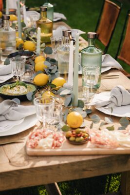 Draußen oder drinnen, im Sommer macht es viel Spaß den Tisch für Gäste zu decken. Zitronen sind eine klasse Möglichkeit, Geschirr und Gläser richtig in Szene zu setzen. Einfach als Girlande über den Tisch legen. Die moderne Note bekommt das Ganze mit Eukalyptuszweigen. Geschirr und Gläser sind von Paveau.
