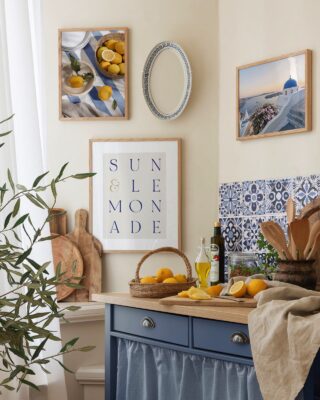 Gelb und Blau vertragen sich wunderbar und erreichen gemeinsam einen richtig mediterranen Sommerlook. So fühlen Sie sich ständig wie im Urlaub. Die hübschen Poster sind von Poster Store.