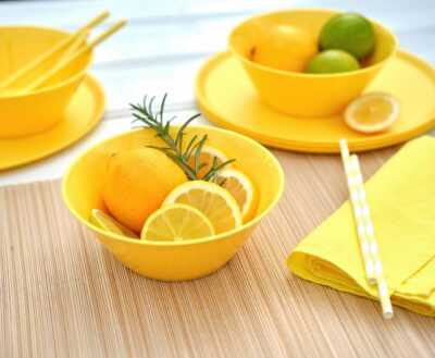 Zitronen machen sich im zitronengelben Geschirr besonders gut. Mehr Effekt geht nicht. Das ist auch zum Dekorieren eine ansprechende Idee. Das Geschirr ist ideal für jedes Picknick, denn es ist aus Melamin gefertigt, von Koziol.