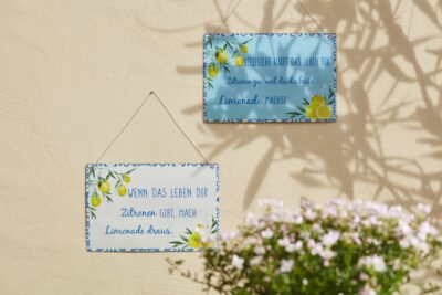 Nicht nur, dass Zitronenlimonade wirklich lecker und erfrischend schmeckt, es ranken sich einige Sprüche darum. Das macht schon beim Lesen gute Laune. Die Schilder sind ein dekoratives Accessoire für die Küchenwand. Von Ernsting's family.