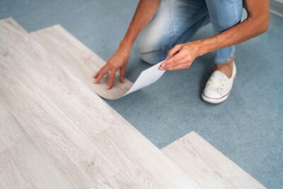 Einfach und schnell verlegt: Vinylböden in Holzoptik bringen Wärme und eine natürliche Optik in die Küche. Sie sind robust und pflegeleicht zugleich.