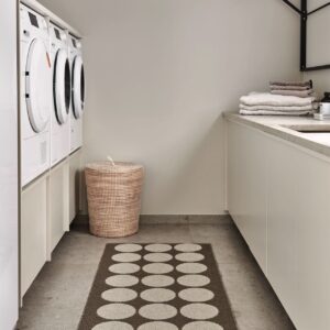 Die Waschküche muss nicht langweilig und nüchtern aussehen. Mit einem Teppich bekommt sie wohnliches Flair. Stylish ist der Läufer „Hugo” in “Walnut” von Pappelina.