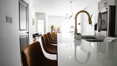 Durch die Integration von Geräten mit mehreren Funktionen, wie einem kombinierten Ofen und Mikrowelle oder einem smarten Kühlschrank mit Bildschirm, bleibt die Arbeitsfläche frei und das Design wirkt klar und übersichtlich. Foto: Justinedgecreative auf Pixabay