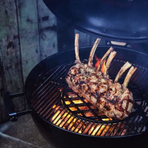 Im Herbst und Winter ist das Grillen ganz entspannt. Das schöne Erlebnis, das absolut im Trend ist, ist mit den Grills von Weber auch noch praktisch. Dazu gibt es im Buch „Weber’s Ultimate Heat“ viele Rezepte, die einfach nachgemacht werden können. So zum Beispiel der köstliche Braten.