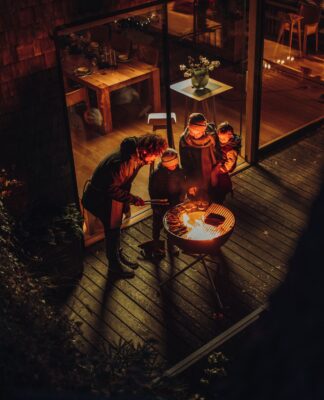 Die Bowl von Höfats ist eine super schöne Feuerschale, die aber auch mit dem richtigen Zubehör zum Grill wird. Die Dreibein-Konstruktion gibt der Schale Halt. Da hat die ganze Familie ihren Spaß!