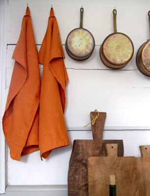 Die Geschirrtücher in Orange, das Kupfergeschirr und die Holzbrettchen – all das sind superhübsche Begleiter für den Herbst. Die Geschirrtücher sind von Himla.