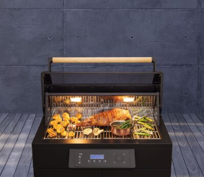 Der Gasgrill von Koqoon ist sehr modern und ermöglicht das Grillen auf Gourmet-Niveau mit unterschiedlichen Grillzonen. Die Bedienung ist selbsterklärend und die Sicherheit hoch. Das Design ist bereits mit dem „German Design Award“ ausgezeichnet.