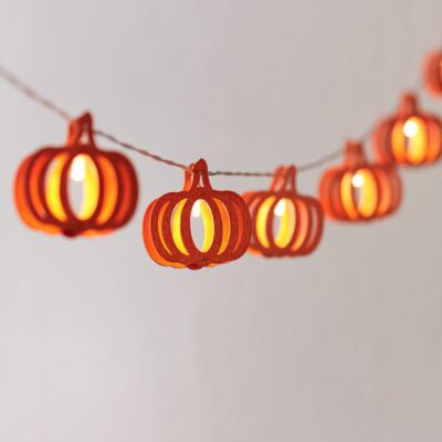 Harmonieren perfekt zur Jahreszeit und sind auch ideal für die Halloween-Party, die kleinen Holzkürbisse mit Beleuchtung. Die Lichterkette besteht aus zehn Kürbissen, die eine gemütliche Stimmung zaubern. Von Lights4fun.


