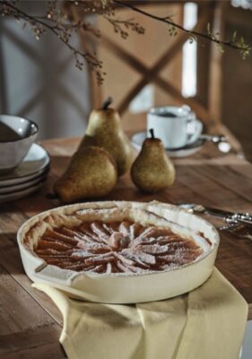 Birnen sind ein winterliches Obst und haben einen köstlichen süßen Geschmack. Schnell gemacht ist eine Birnen-Tarte oder ein Birnen-Crumble. Passende Formen gibt es bei Loberon, zum Beispiel „Tarteform Noila“ aus Keramik.
