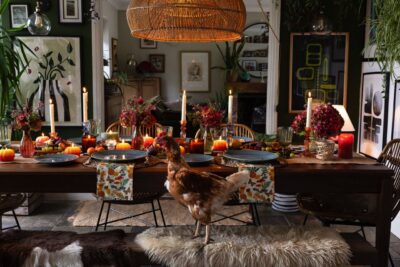 Jetzt wird es gemütlich. Das sehen vielleicht auch die tierischen Familienmitglieder so! Kerzen in Kürbisform, Blumen und Früchte läuten den Herbst ein. Felle und hübsche Textilien gehören zum Look. Alle Elemente sind von Talking Tables.