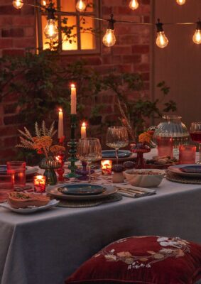 Natürlich ist das Essen wichtig, doch die hübsche Tafel trägt ebenfalls dazu bei, dass sich die Gäste wohlfühlen. Tischdecken und Kissen, Lichterketten, Kerzen, Geschirr, Blumen und Gläser, all das ergibt im Zusammenspiel eine prächtige Tafel, von Dunelm.