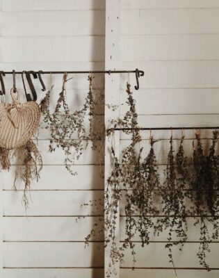 Diese natürliche Dekoration aus getrockneten Kräutern in der Küche bietet auch praktische Vorteile, weil man die Kräuter zum Kochen immer direkt vor der Nase hat. Foto: Unsplash by Emma Valerio