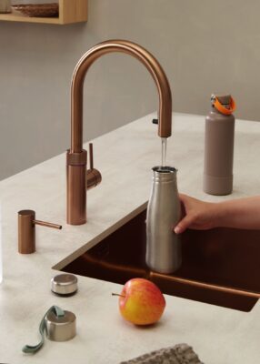Der Wasserhahn von Quooker ist ein Multitalent. Nicht nur, dass er im Ton „Rose Copper“ toll aussieht, er ist auch super funktional. Heißes Wasser, unter anderem für Tee, kommt direkt aus der Armatur. Zum einfachen Reinigen hat sie einen ausziehbaren Schlauch. Praktisch ist die Kindersicherung.