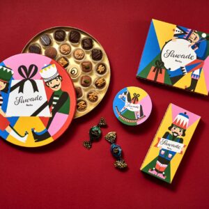 So niedlich gestaltet sind die Motive der Illustratorin Alice Hoffmann. In den tollen Verpackungen stecken Weihnachtsspezialitäten von Sawade. Sie machen sich super auf dem Nikolausteller oder unter dem Weihnachtsbaum, egal ob Pralinen oder Schokoladentafeln.
