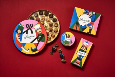 So niedlich gestaltet sind die Motive der Illustratorin Alice Hoffmann. In den tollen Verpackungen stecken Weihnachtsspezialitäten von Sawade. Sie machen sich super auf dem Nikolausteller oder unter dem Weihnachtsbaum, egal ob Pralinen oder Schokoladentafeln.
