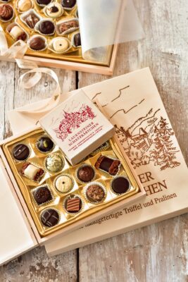 Die Confiserie Lauenstein steht für Schokoladen und Pralinen, die handgefertigt werden. Das Angebot umfasst über 300 Pralinen und Schokoladenvariationen, die auch das Weihnachtsfest versüßen.
