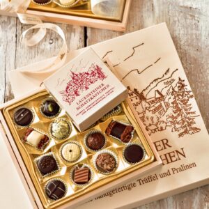 Die Confiserie Lauenstein steht für Schokoladen und Pralinen, die handgefertigt werden. Das Angebot umfasst über 300 Pralinen und Schokoladenvariationen, die auch das Weihnachtsfest versüßen.
