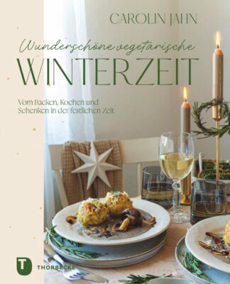 Credit: Thorbecke
Das Buch „Wunderschöne vegetarische Winterzeit“ ist perfekt für alle Gelegenheiten in der kalten Jahreszeit: Kreativ sind die Rezeptideen für die Festtage. Von köstlichen Käseknödeln bis hin zu himmlischen Zimtschnecken-Pancakes reichen die vegetarischen Rezepte von Carolin Jahn. Außerdem gibt es Geschenkideen aus der Küche und Mitbringsel fürs Buffet. Lassen Sie sich von den leckeren Rezepten mit tollen Aromen 