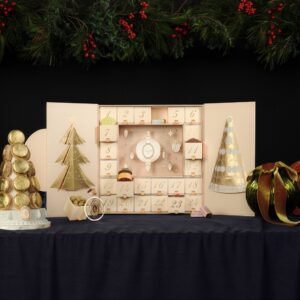 Hinter den 24 Türchen des nostalgischen Adventskalenders von Ladurée stecken spannende Köstlichkeiten. Dazu gehören mit feinster Schokolade überzogene Früchte, Schokoladenperlen, Mini-Konfitüren oder Karamell. Alles steckt in kleinen Schubladen, die sich im nächsten Jahr wieder füllen lassen, 120 Euro. 
