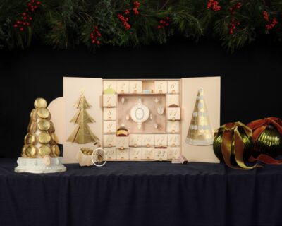 Hinter den 24 Türchen des nostalgischen Adventskalenders von Ladurée stecken spannende Köstlichkeiten. Dazu gehören mit feinster Schokolade überzogene Früchte, Schokoladenperlen, Mini-Konfitüren oder Karamell. Alles steckt in kleinen Schubladen, die sich im nächsten Jahr wieder füllen lassen, 120 Euro. 
