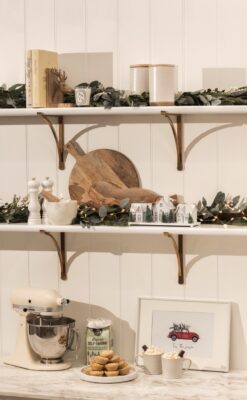 Credit: Armac Martin 
Häuser gehören inzwischen zu Weihnachten einfach dazu. Es gibt sie aus Porzel-lan oder Metall. Sie sind quasi die Weiterentwicklung des typischen Lebkuchen-hauses. In Weiß sind sie schlicht und zeitlos. Überhaupt ist die Kombi aus weißer Deko und grünen Zweigen und Pflanzen sehr gelungen.

