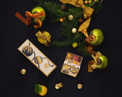 Jahr für Jahr verzaubert Maison Ladurée mit einzigartigen Weihnachtskreationen. In dieser Saison gehören auch die Macaron-, Eugénie-, und Schokoladen-Coffrets mit opulenten Kugeln, Bändern und schimmernden Quasten dazu. Das Design ist von der französischen Kreativwerkstatt Atelier d'Offard gestaltet.  
