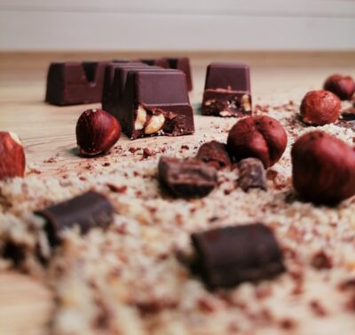 Die „Hazelnut-Homies“ von Besties sind eine gesunde Leckerei. Sie sind eine Kombi aus gutem Geschmack und gesunden und vollwertigen Zutaten, die ganz ohne Fruchtzucker auskommen. 12 Riegel kosten 33 Euro.
