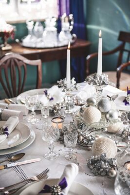 Credit: Callwey/ British Christmas
Mit Perlen verzierte Kugeln, viel Silber und Weiß machen die Tafel zu einem eleganten Eyecatcher. Edles Bone-China Geschirr und Kristallgläser sind da die ideale Ergänzung. Idee aus dem Buch „British Christmas“.

