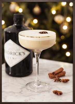 Warum immer nur Cocktails trinken? Als Deko in Form eines Posters machen sie sich gut in der Küche oder im Esszimmer. Das Bild „Eggnog“ ist von Desenio. Tipp: Das Poster in einem edlen schwarzen Rahmen aufhängen.

