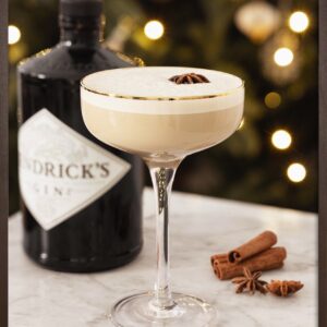 Warum immer nur Cocktails trinken? Als Deko in Form eines Posters machen sie sich gut in der Küche oder im Esszimmer. Das Bild „Eggnog“ ist von Desenio. Tipp: Das Poster in einem edlen schwarzen Rahmen aufhängen.

