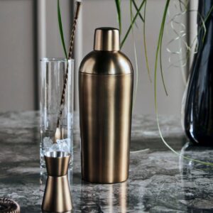 Der elegante Shaker „Antique Brass Cocktail Shaker” aus Edelstahl hat ein stylishes Messingfinish. Da macht schon das Zubereiten der Cocktails richtig viel Spaß. Das passende Zubehör gibt es ebenfalls von Ella James.
