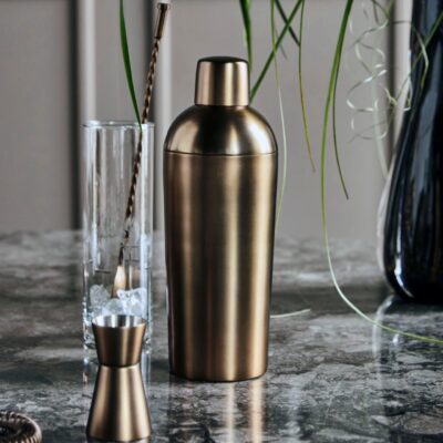 Der elegante Shaker „Antique Brass Cocktail Shaker” aus Edelstahl hat ein stylishes Messingfinish. Da macht schon das Zubereiten der Cocktails richtig viel Spaß. Das passende Zubehör gibt es ebenfalls von Ella James.
