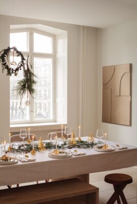 Credit: Georg Jensen
Gold ist hier das Zauberwort. Denn die Details in Gold setzen das schlichte, weiße Geschirr erst richtig in Szene. So bekommt der ganze Look eine skandinavische Note, von Georg Jensen.  
