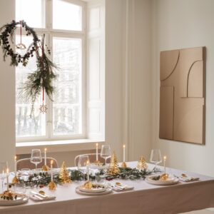 Credit: Georg Jensen
Gold ist hier das Zauberwort. Denn die Details in Gold setzen das schlichte, weiße Geschirr erst richtig in Szene. So bekommt der ganze Look eine skandinavische Note, von Georg Jensen.  
