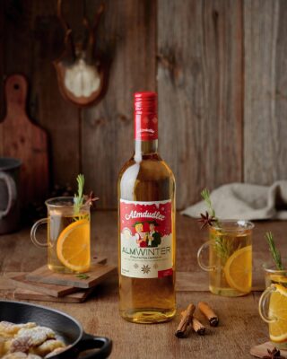 Mit „Almdudler Almwinter“ läutet Kaltenburger die kalten Wintermonate ein. Das Getränk ist herzerwärmend und erinnert an einen Abend am Kamin in den Bergen. Erhitzt schmeckt die Kräuterlimonade köstlich, sie ist kombiniert mit einem Fruchtglühwein. Tipp: Dekorativ sieht dazu eine Orangenscheibe und ein Rosmarinzweig aus.  
