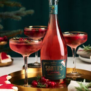 Der „Santa's Swing Cranberry Secco“ zeigt sich in einem eleganten Outfit. Seine feine Perlage
und sein helles, ansprechendes Rot machen ihn elegant. Aromen von Cranberrys und etwas
Zitrus schaffen einen tollen Geschmack, von Kaltenburger.
