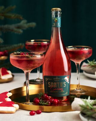 Der „Santa's Swing Cranberry Secco“ zeigt sich in einem eleganten Outfit. Seine feine Perlage
und sein helles, ansprechendes Rot machen ihn elegant. Aromen von Cranberrys und etwas
Zitrus schaffen einen tollen Geschmack, von Kaltenburger.
